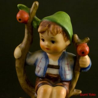 Alternative view of フィギュリン ドイツ ゲーベルGoebel 人形 りんご少年 Apple Tree Boy