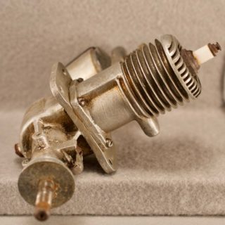 Alternative view of メーカー不明、模型エンジン A model plane engine