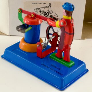 Alternative view of ブリキ 水汲み人形 mm088 手廻し動作