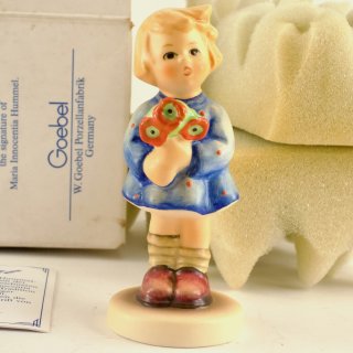 Alternative view of フィギュリン ドイツ ゲーベル（Goebel） 花束を持つ少女 Girl With Nosegay