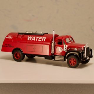 Alternative view of ミニカー コーギー（Corgi） Classics 53302 Mack B Texas Pipe Line Co Tanker Truck 1:50 Scale