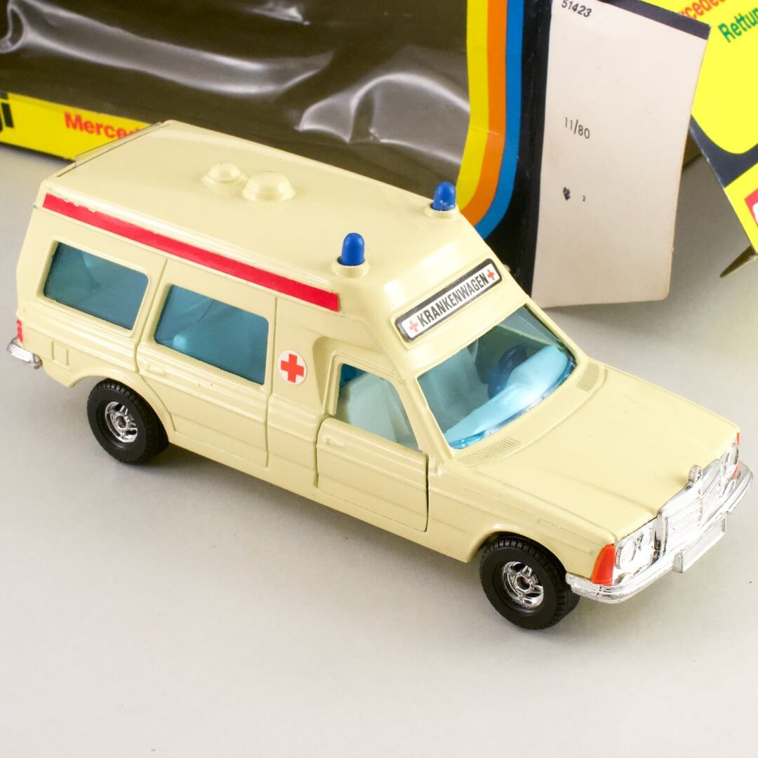 ミニカー コーギー（Corgi） メルセデス 救急車 Mercedes Bonna 2500 Ambulance No.406 -  いずみ洋行のストアサイト 通販