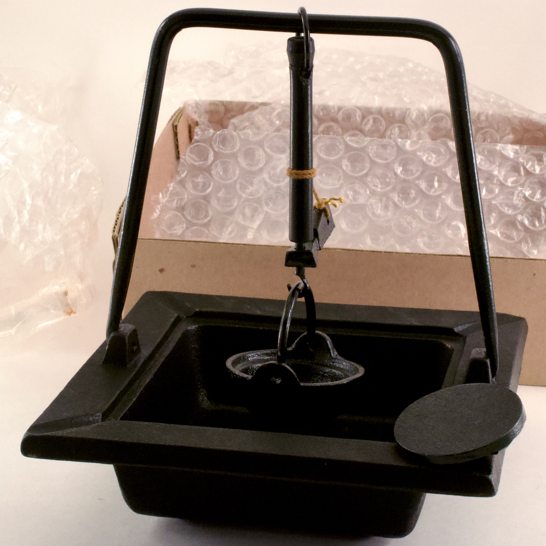 東京盛栄堂 南部名産 鉄器 イロリ自在鉤付灰皿 未使用品 - 画像 (2)