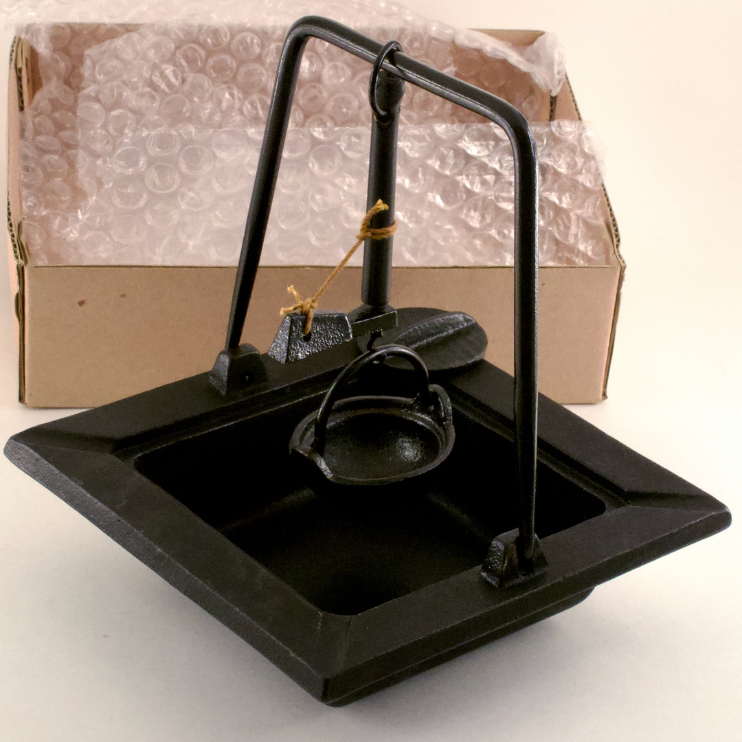 東京盛栄堂 南部名産 鉄器 イロリ自在鉤付灰皿 未使用品 - 画像 (4)